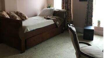 2 makuuhuonetta, työpöytä, silitysrauta/-lauta, ilmainen Wi-Fi