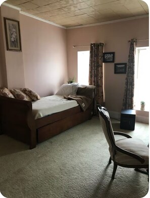 2 bedrooms, desk, iron/ironing board, free WiFi - Enchanting Historic Spa Loft. 3rd story private deck/jetted tub/Heart of Madison (Madison)