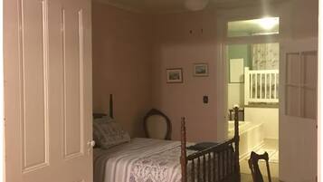 2 habitaciones, escritorio, tabla de planchar con plancha y wifi gratis