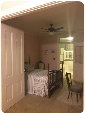 2 bedrooms, desk, iron/ironing board, free WiFi - Enchanting Historic Spa Loft. 3rd story private deck/jetted tub/Heart of Madison (Madison)