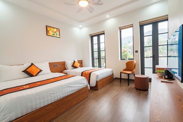 슈피리어 트리플룸, 침대(여러 개), 금연, 언덕 전망 | 책상, 노트북 작업 공간, 무료 WiFi