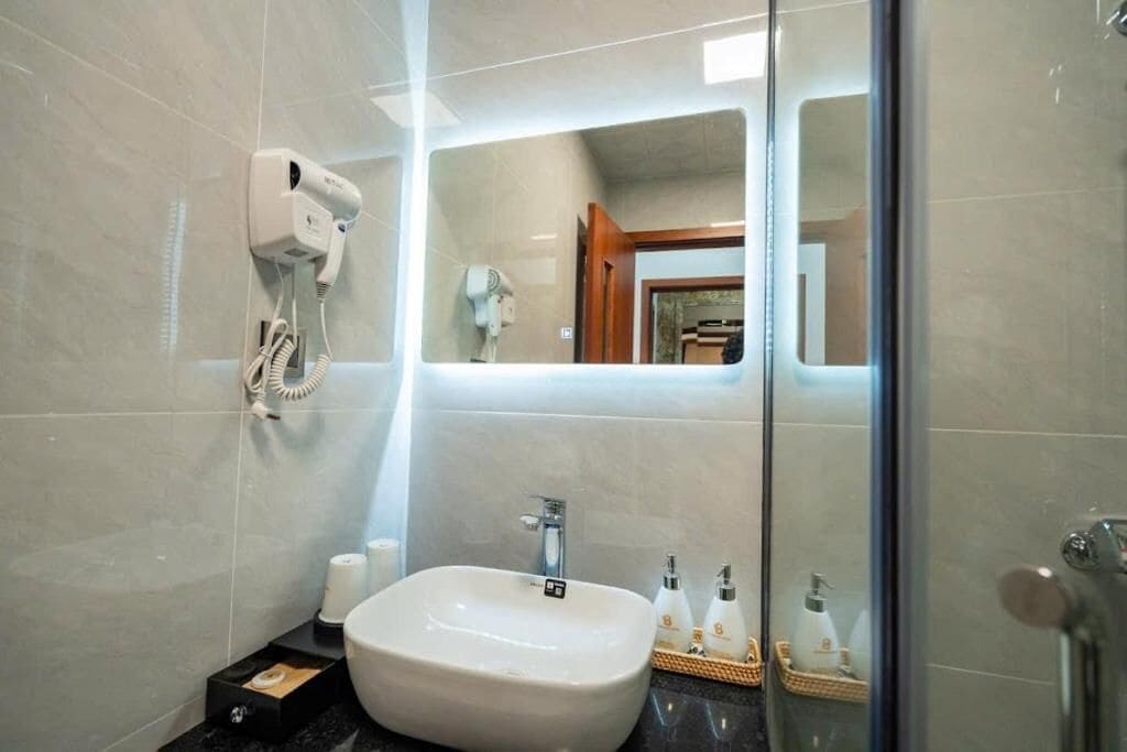 Shower, hair dryer, towels, shampoo