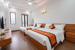 غرفة عائلية رباعية - بشرفة - منظر للمدينة | مكتب ومساحة عمل للكمبيوتر المحمول وواي فاي مجانًا