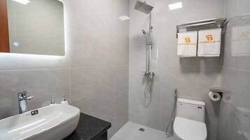Superior Triple Room, Multiple Beds, Non Smoking, Hill View | Bathroom | Shower, hair dryer, towels, shampoo