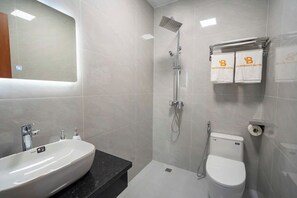 Superior-Dreibettzimmer, Mehrere Betten, Nichtraucher, Hügelblick | Badezimmer | Dusche, Haartrockner, Handtücher, Shampoo