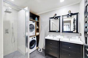 Dusche, Haartrockner, Handtücher, Seife