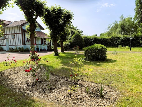 Parco della struttura. Detached studio with garden and parking in charming property