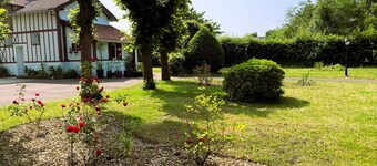 Detached studio with garden and parking in charming property