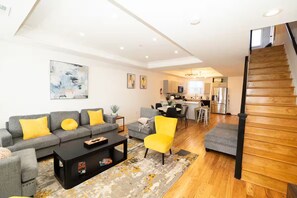Smart TV, books - 7 bdrm 7 bth 3 kitchens NW DC w/parking & balcony (Washington)
