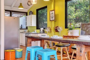 Fridge, microwave, oven, stovetop - Treetop Sanctuary Serene Cottage near Mount Lofty (Crafers West)