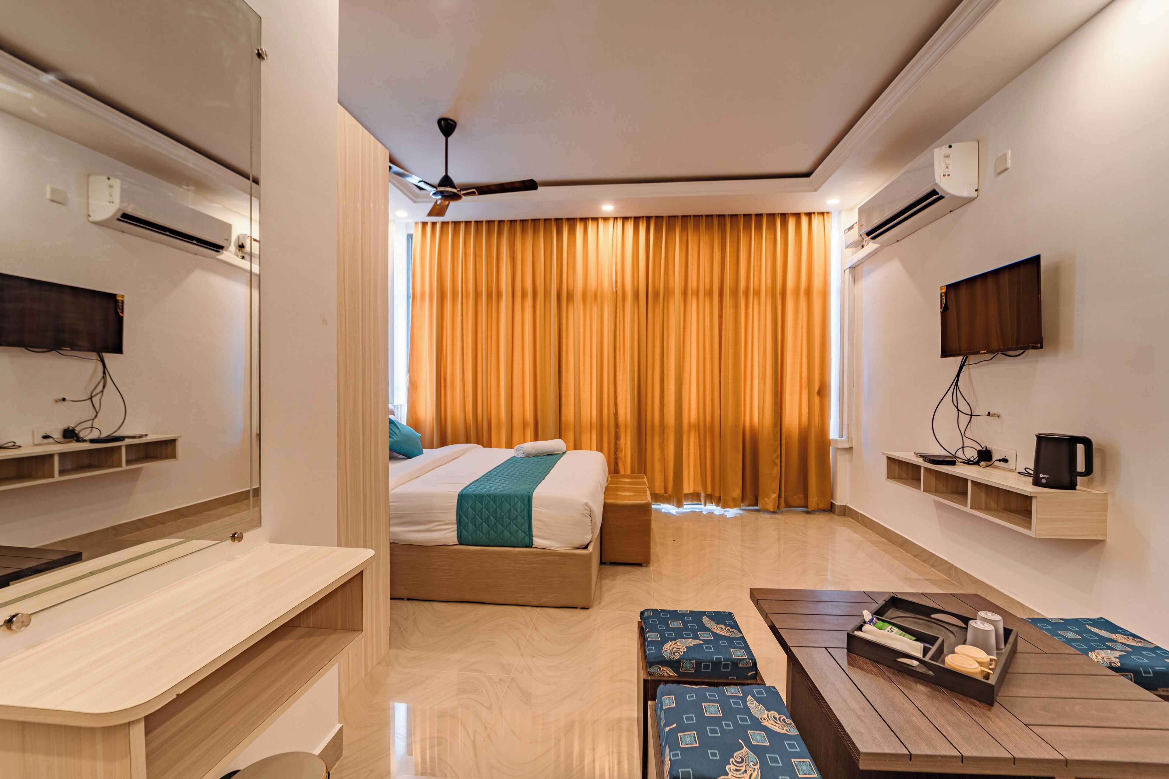 Escritorio, cortinas blackout y tabla de planchar con plancha 