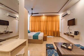 Habitación Deluxe | Escritorio, cortinas blackout y tabla de planchar con plancha 