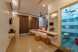 Escritorio, cortinas blackout y tabla de planchar con plancha 