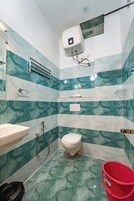 Family Quadruple Room | Bathroom | Towels, soap, shampoo, toilet paper