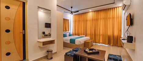 Habitación Deluxe | Escritorio, cortinas opacas, tabla de planchar con plancha y wifi gratis