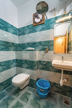 Habitación doble clásica | Baño | Toallas, jabón, shampoo, papel de baño 