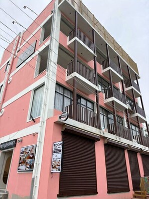 Vista frontal de la propiedad