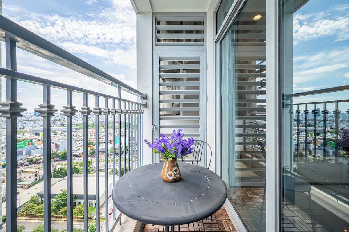 Ropa de cama hipoalergénica, minibar y escritorio