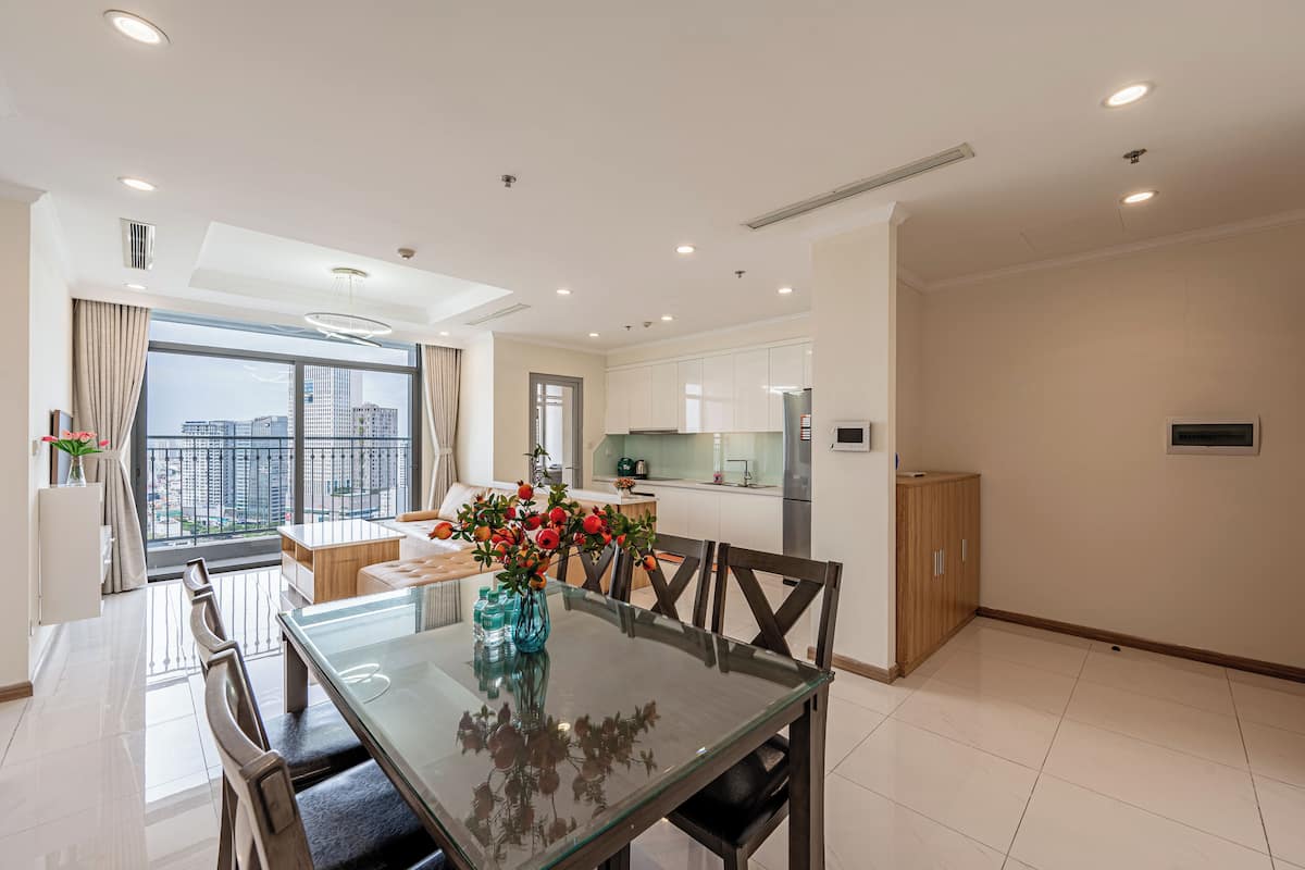 Ropa de cama hipoalergénica, minibar y escritorio