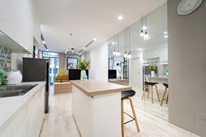 Căn hộ Business, ban công, quang cảnh thành phố | Bàn, khu vực làm việc phù hợp cho laptop 