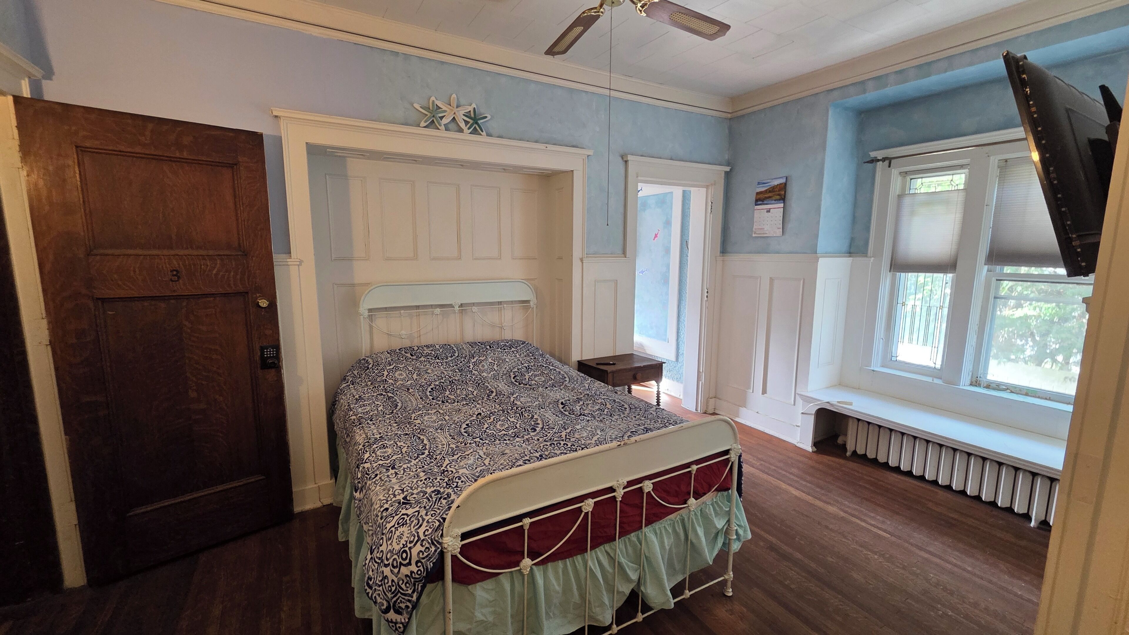 2 bedrooms, internet, bed sheets