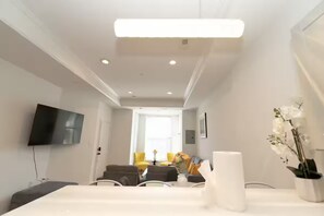 Interior - Convention Center/Howard/Downtown Sleeps 8 Apt (Washington)