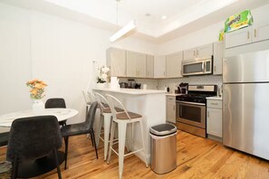 Fridge, microwave, oven, stovetop - Convention Center/Howard/Downtown Sleeps 8 Apt (Washington)