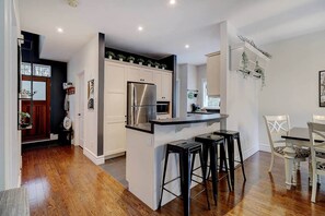 Fridge, microwave, oven, stovetop - Hôtel à la maison - Entre Mont et rivière (Orford)