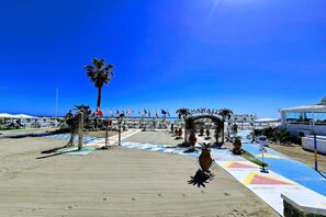 A beachside walkway with a palm tree and a sign reading "Havaii". - Apartment near the beach in El Bajoncillo (Malaga)