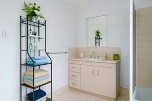 Shower, hair dryer, towels - Beachside Townhouse Steps from The Strand (North Ward)