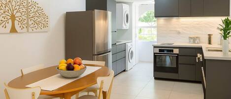 冷蔵庫、電子レンジ、オーブン、コンロ