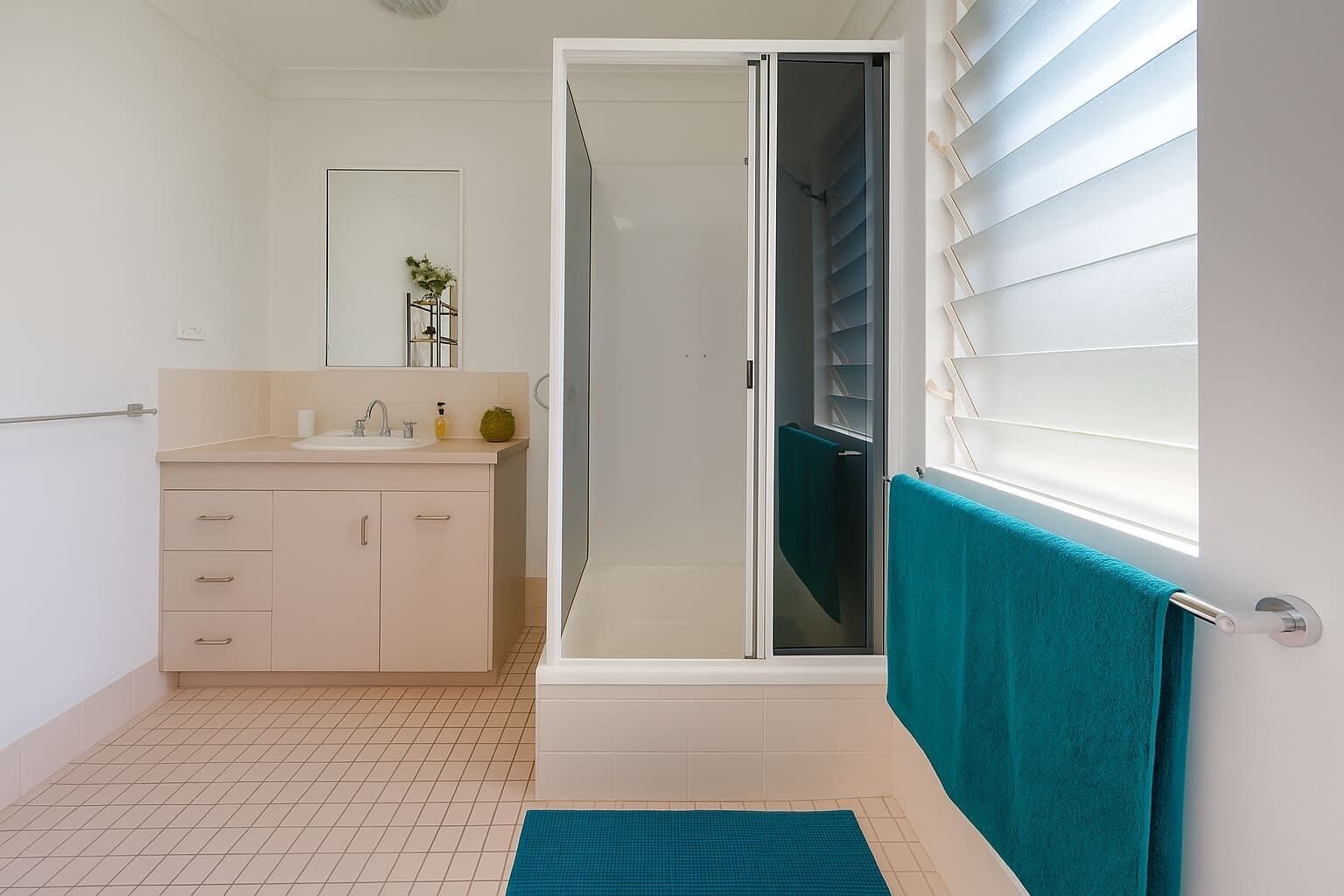 Dusj, hårføner og håndklær