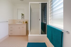 Shower, hair dryer, towels - Beachside Townhouse Steps from The Strand (North Ward)