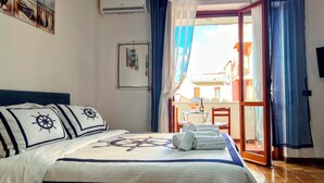 2 bedrooms, iron/ironing board, WiFi, bed sheets - Large Apartment in Tropea Center for max 10 people, free parking, near station (Tropea)