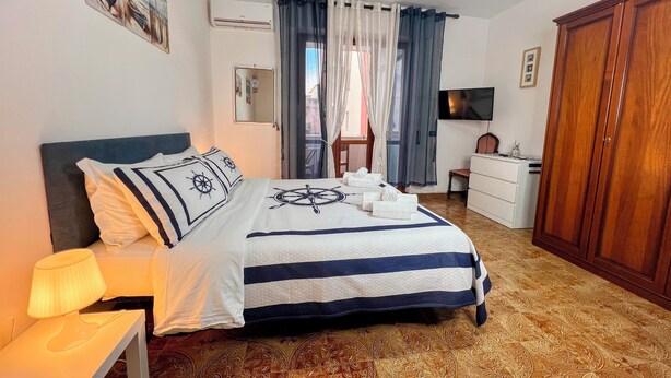 2 bedrooms, iron/ironing board, WiFi, bed sheets - Large Apartment in Tropea Center for max 10 people, free parking, near station (Tropea)