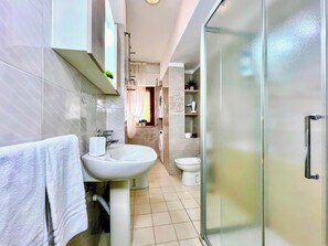 Shower, hair dryer, bidet, towels - Large Apartment in Tropea Center for max 10 people, free parking, near station (Tropea)