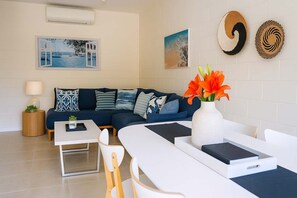 TV, offices - Strand Stay | Steps to Waterpark & Beachfront (North Ward)