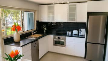 Een koelkast, een microgolfoven, een oven, een kookplaat