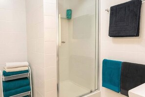 Shower, hair dryer, towels, shampoo - Strand Stay – Steps to Beach & Waterpark - 2BR North Ward, Townsville (North Ward)
