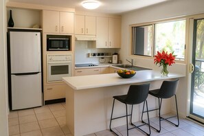 Fridge, microwave, oven, stovetop - Strand Stay | Steps to Beach & Waterpark, North Ward (North Ward)