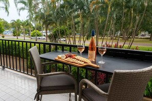 Outdoor dining - Strand Stay – Steps to Beach & Waterpark | 2BR North Ward, Townsville (North Ward)