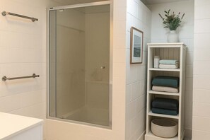 Shower, hair dryer, towels, shampoo - Strand Stay – Steps to Beach & Waterpark | 2BR North Ward, Townsville (North Ward)