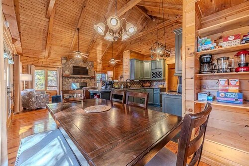 MONARCH MANOR - HOT TUB, GAMES, FIRE PIT, GAMES