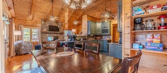 MONARCH MANOR - HOT TUB, GAMES, FIRE PIT, GAMES