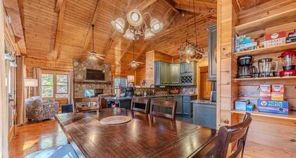 MONARCH MANOR - HOT TUB, GAMES, FIRE PIT, GAMES