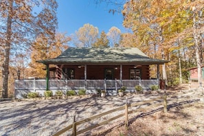 Exterior - MONARCH MANOR - HOT TUB, GAMES, FIRE PIT, GAMES (Clarkesville)