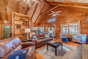 Smart TV, fireplace, video games - Monarch Manor - Hot Tub, Games, Fire Pit, Family Cabin (Clarkesville)