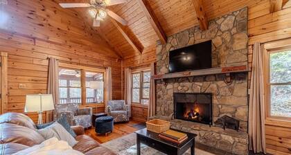 MONARCH MANOR - HOT TUB, GAMES, FIRE PIT, GAMES