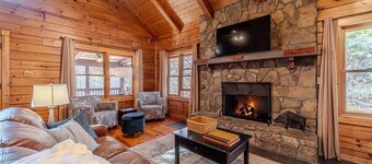 MONARCH MANOR - HOT TUB, GAMES, FIRE PIT, GAMES