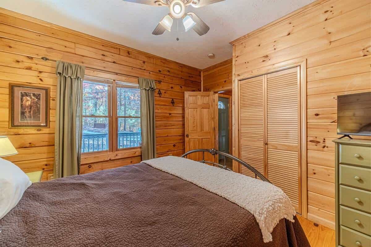 3 bedrooms, desk, iron/ironing board, free WiFi